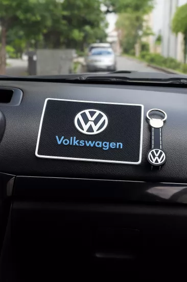 Vw Logolu Araç İçi Torpido Üstü Kaydırmaz Ped ve Anahtarlık Seti